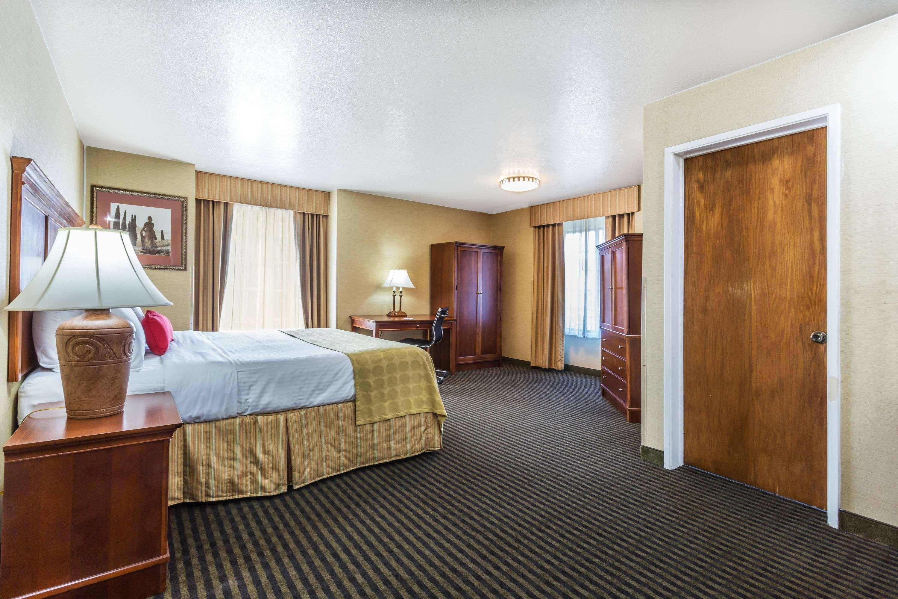 Ramada by Wyndham Mountain View Hotel Bagian luar foto