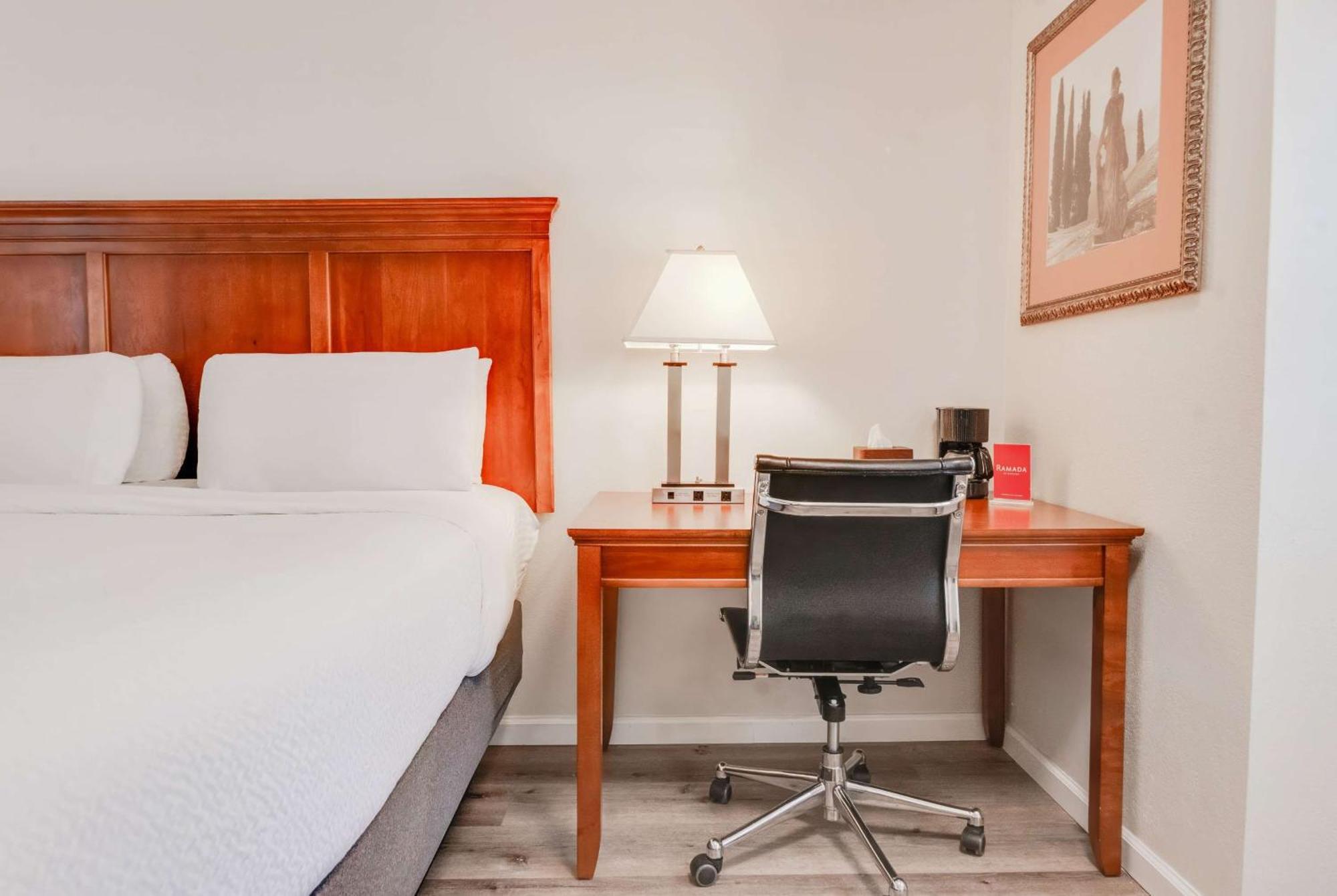 Ramada by Wyndham Mountain View Hotel Bagian luar foto