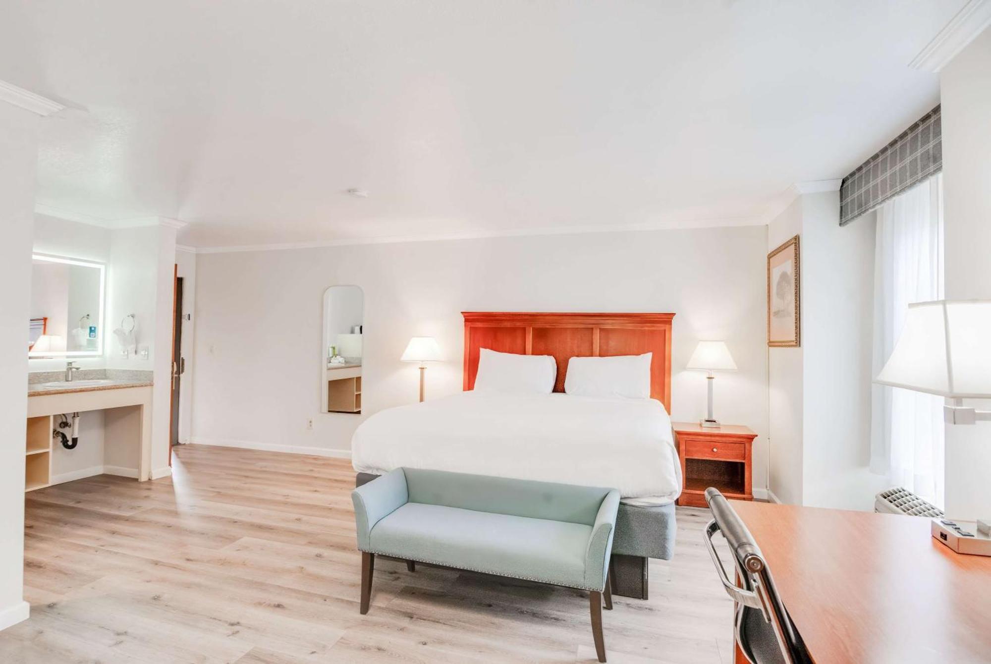 Ramada by Wyndham Mountain View Hotel Bagian luar foto