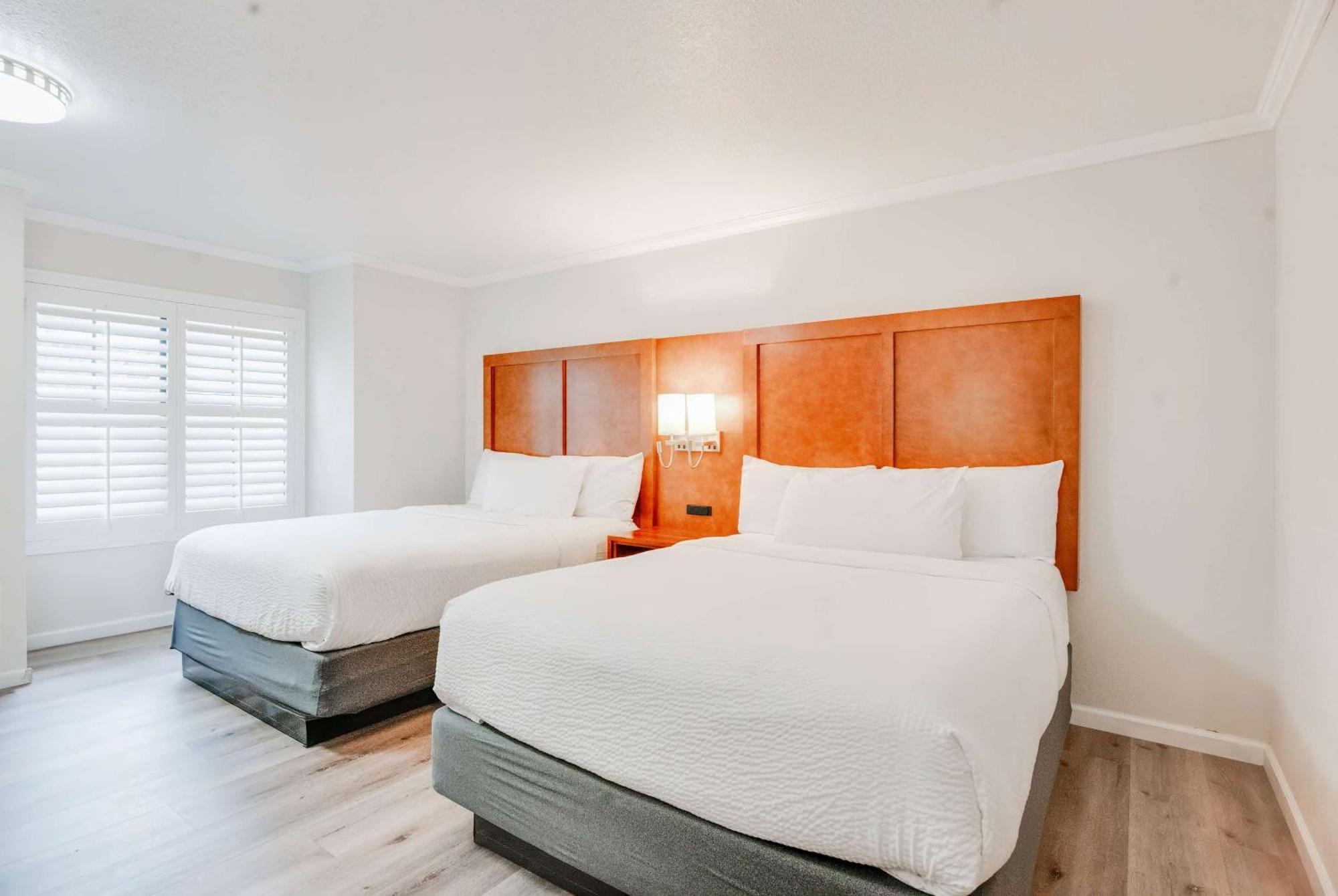Ramada by Wyndham Mountain View Hotel Bagian luar foto