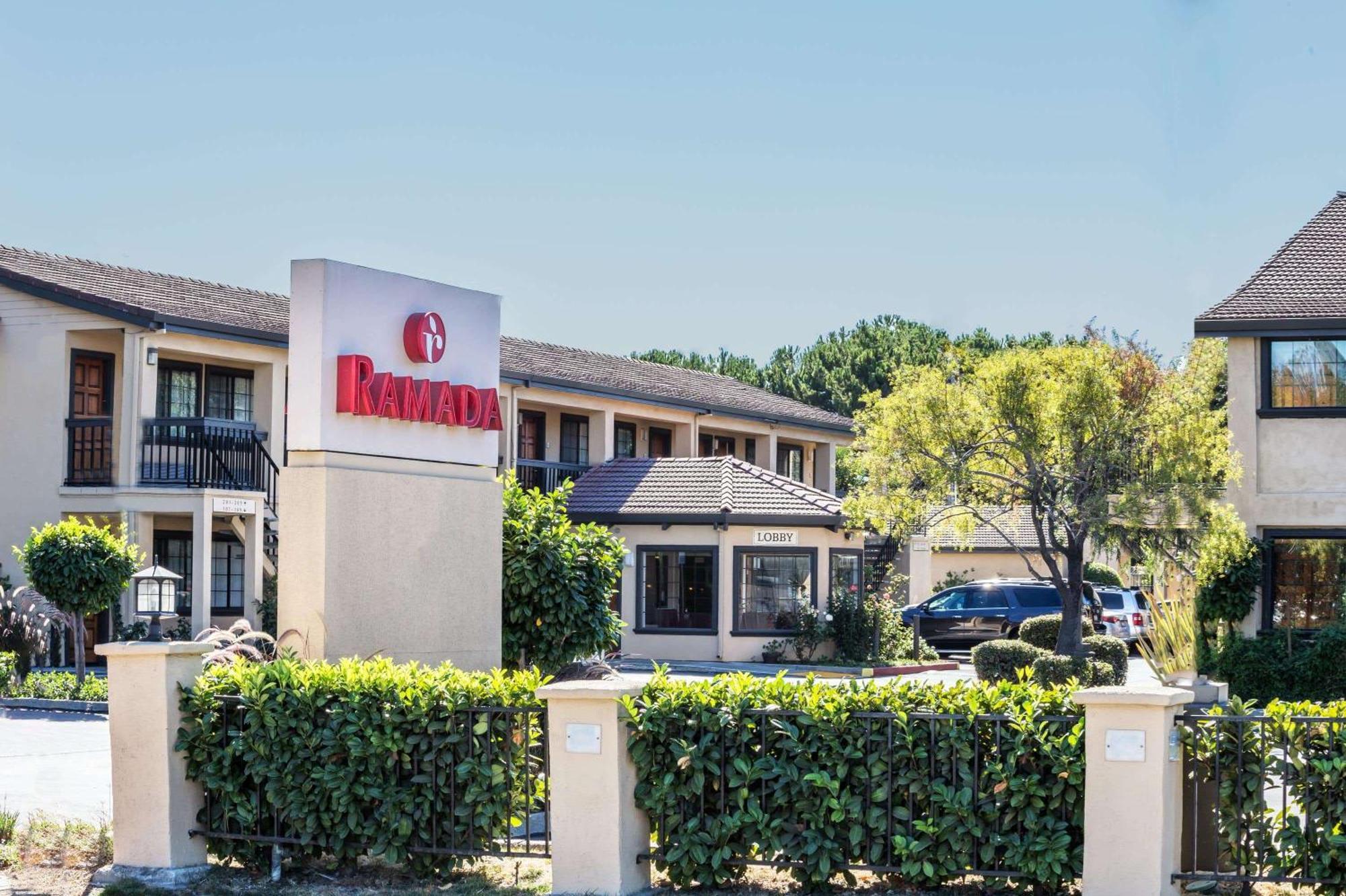 Ramada by Wyndham Mountain View Hotel Bagian luar foto